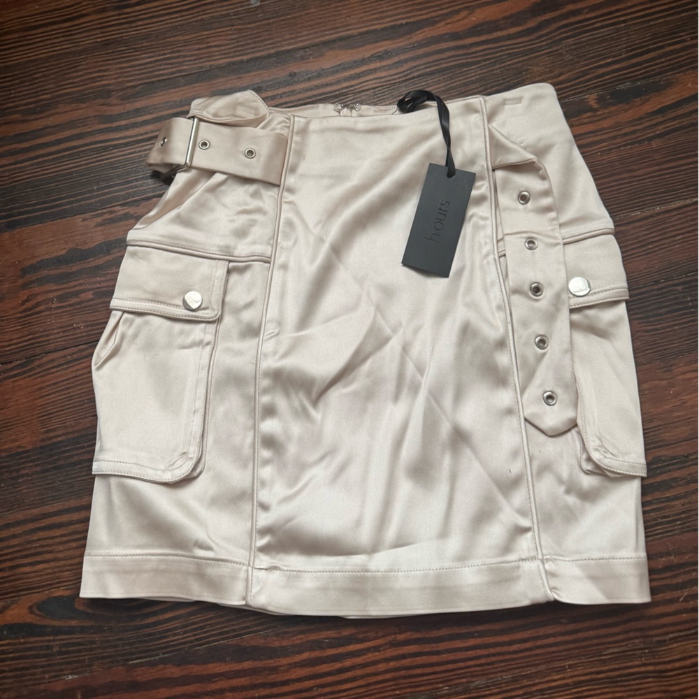 H:ours mini skirt - size 25 brand new. Cream